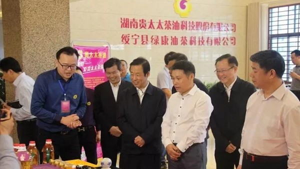 湖南省委副書記、省長(zhǎng)許達(dá)哲視察貴太太，鼓勵(lì)貴太太打造一流茶油品牌，助力產(chǎn)業(yè)扶貧